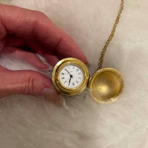 Vivian Alexander Egg Necklace with clock - Picture 6 of 6